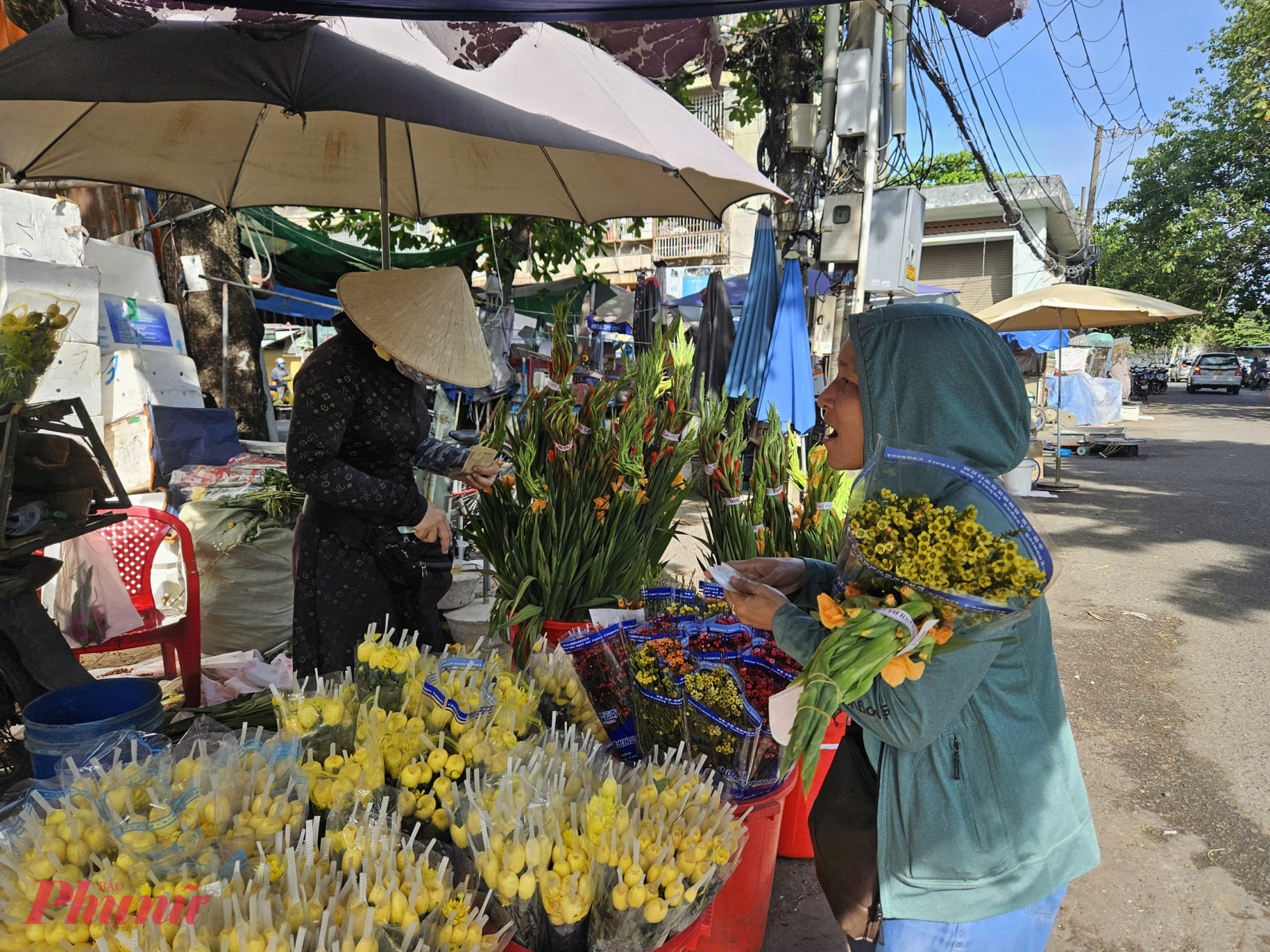 Hoa tươi là mặt hàng được mua nhiều trong sáng ngày mùng Hai.