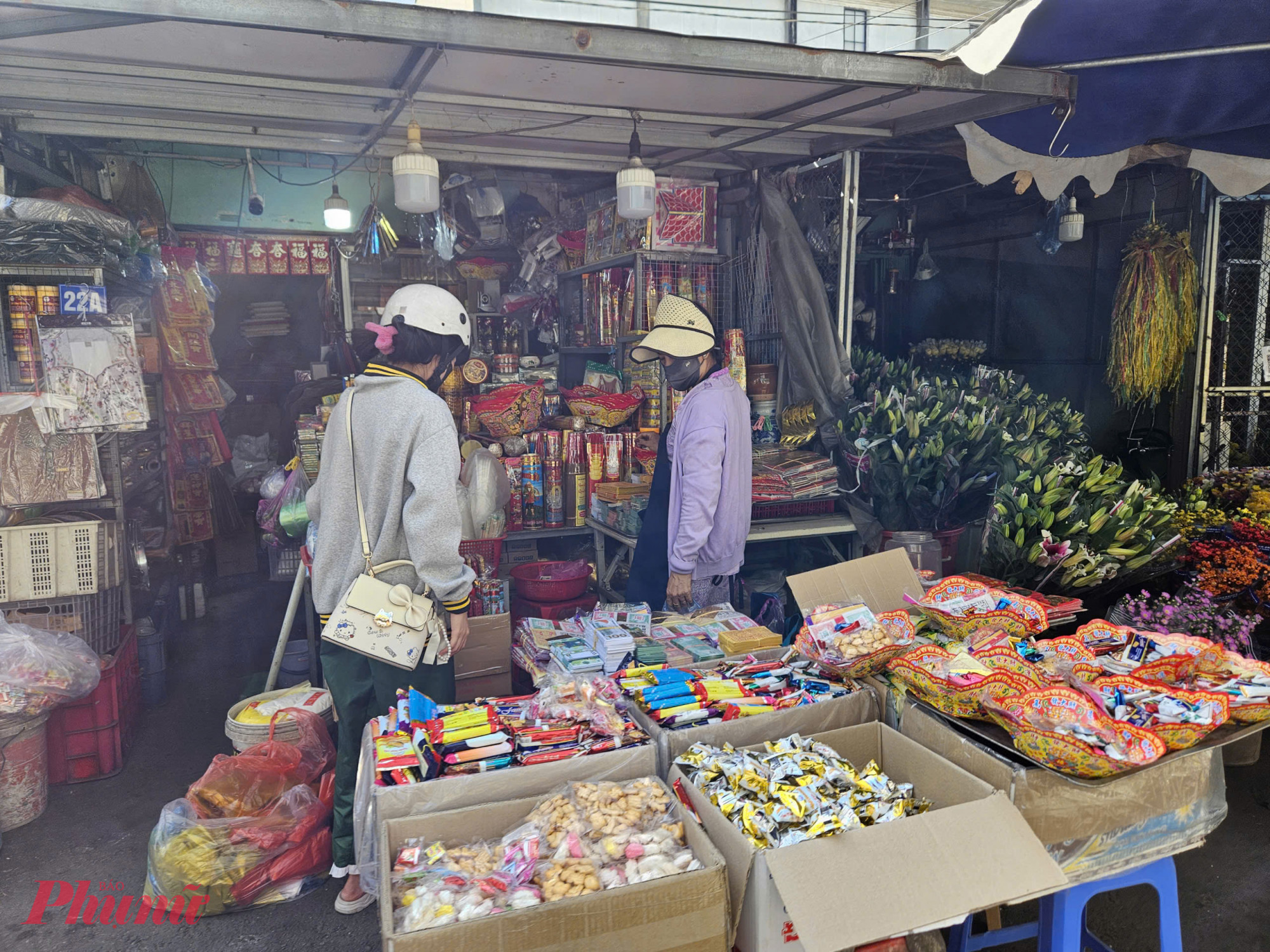 Ngoài hoa tươi, các sạp bán đồ cúng cũng hút khách trong sáng nay.