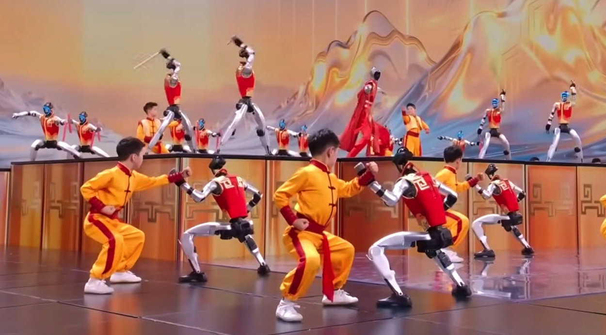 Robot múa côn nhị khúc như các võ sư thực thụ - ảnh cắt từ màn hình