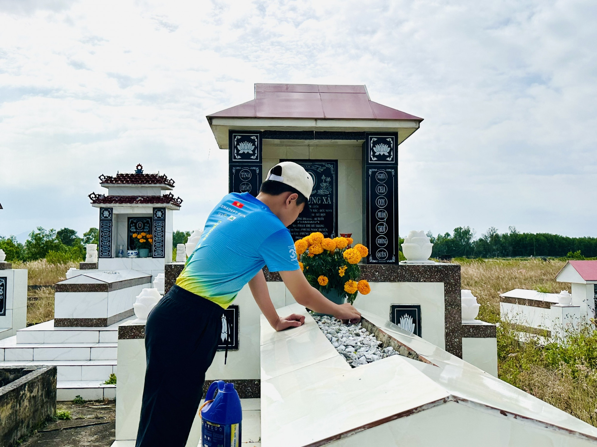 Mỗi lần ra thăm mộ, con chủ động nhổ cỏ, lấy khăn lau bụi bám trên bia mộ rồi thì thầm với bà.