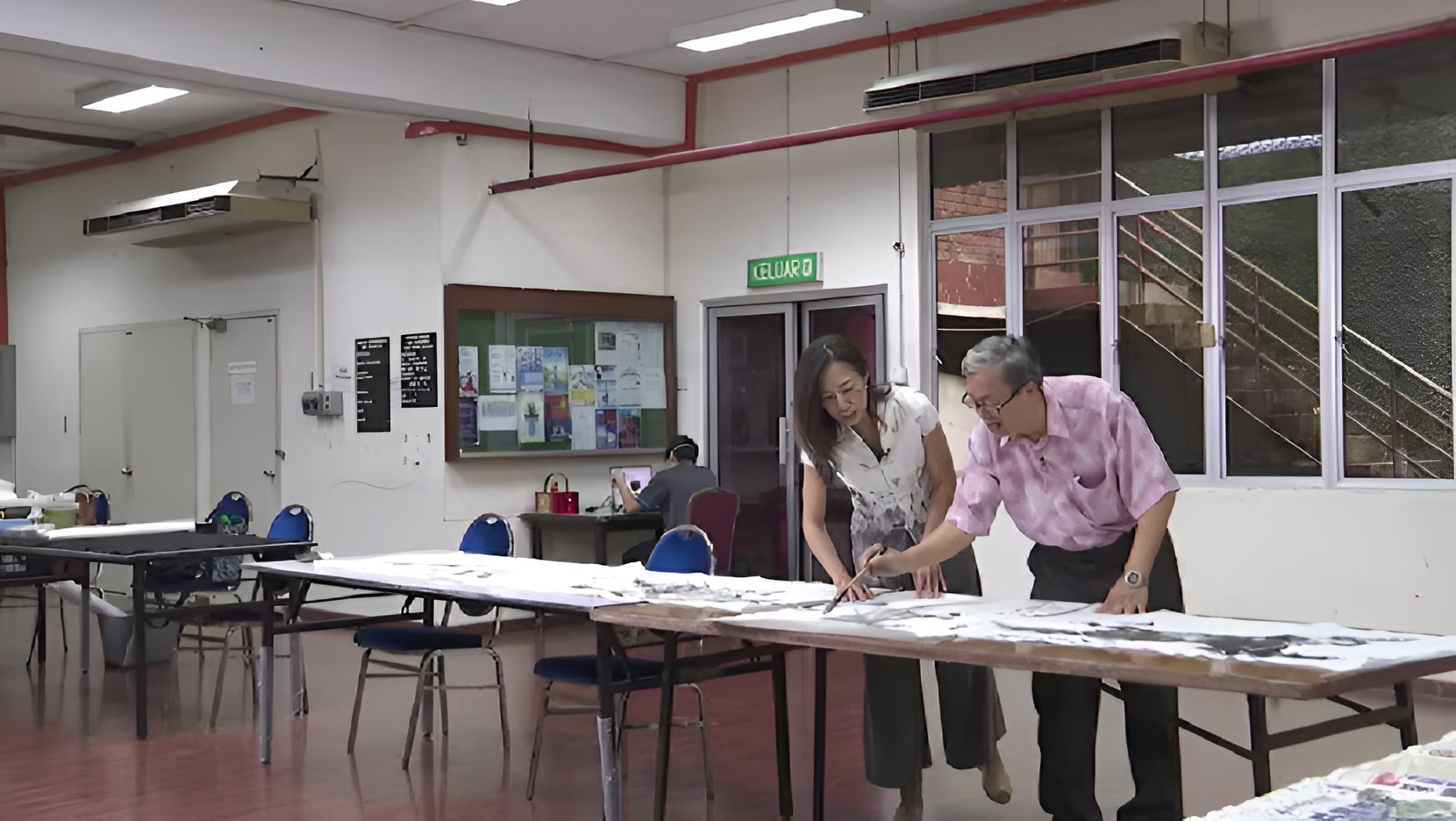 Những người thực hành nghệ thuật thư pháp và vẽ tranh thủy mặc cho rằng, trong một thế giới ngày càng hối hả, những nét vẽ chậm rãi, cẩn trọng trên giấy mang đến một cơ hội hiếm hoi để sống chậm - Ảnh: CNA