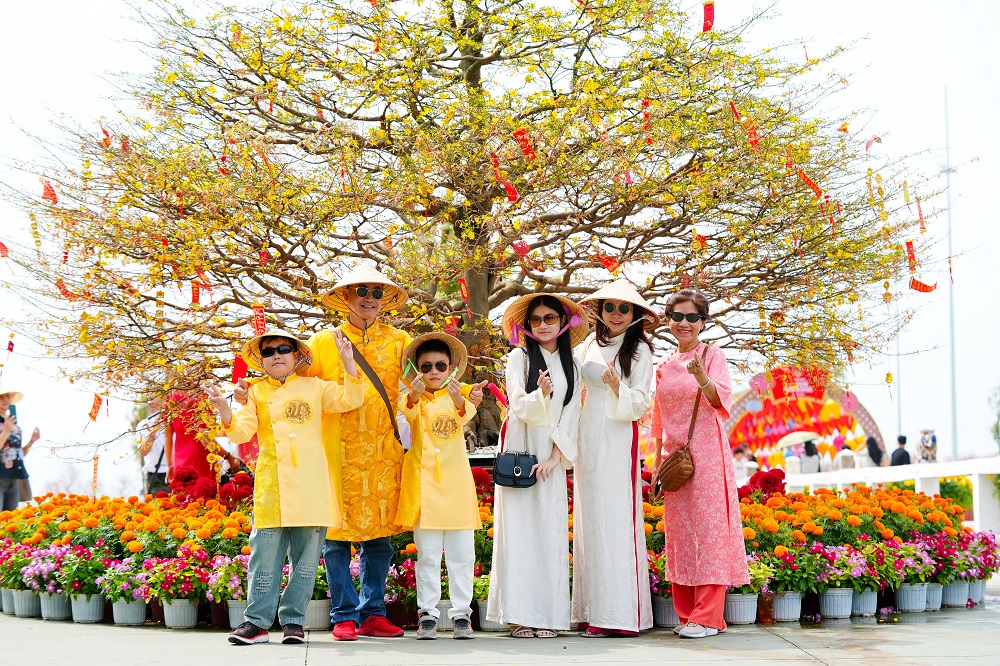 Hình ảnh chiếm sóng mạng xã hội dịp này còn là nụ cười của các gia đình du xuân tại Cần Giờ - Ảnh: Vingroup