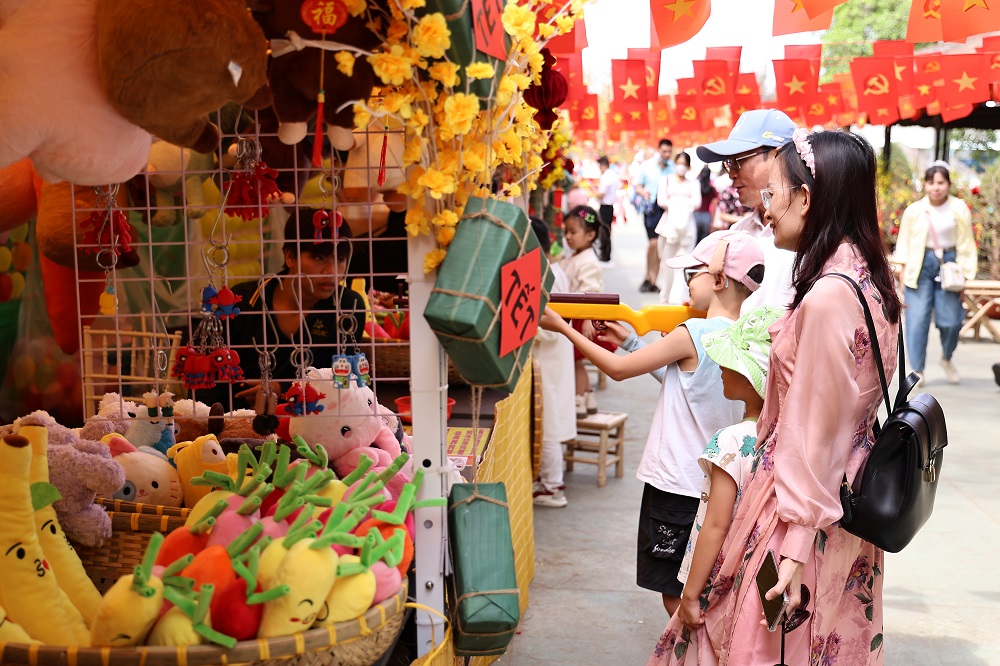 Khám phá Rừng Sác, dạo lễ hội xuân, thưởng thức đặc sản ba miền tại lễ hội xuân Cần Giờ là combo được nhiều gia đình chọn dịp tết này - Ảnh: Vingroup