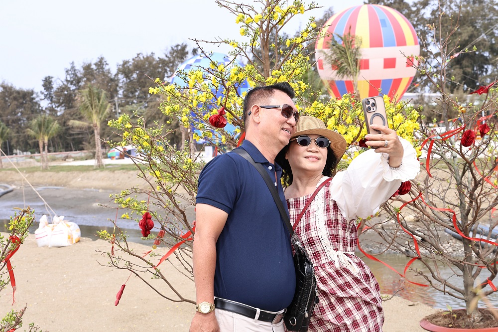 Vô số góc ảnh đẹp tại Green Paradise Tet Fest trở thành chứng nhân tình yêu của mọi lứa tuổi - Ảnh: Vingroup