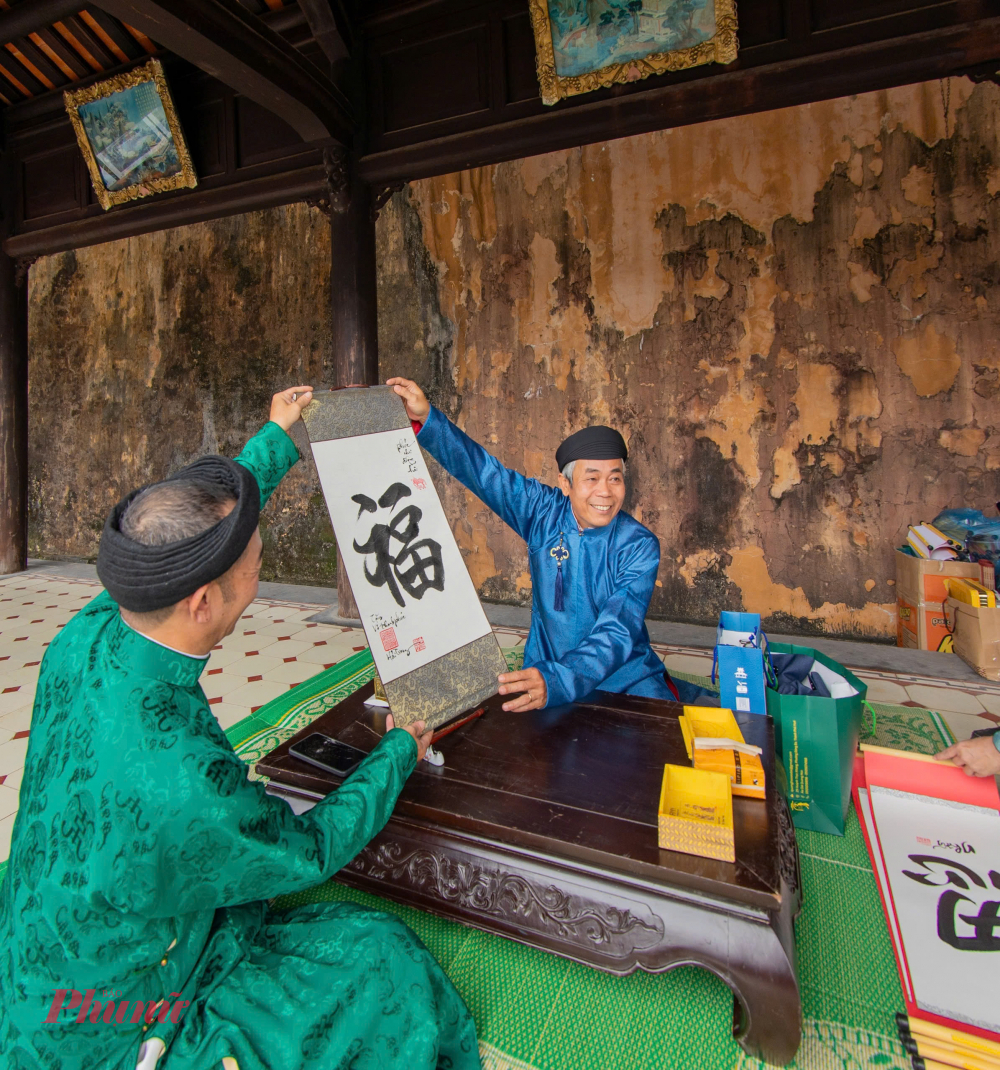 Được tặng chữ miễn phí