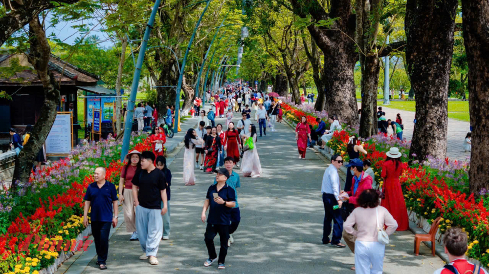 Ngày đầu tiên Tết Bính Ngọ 2026, Đại Nội Huế đông vui với du khách trong nước và quốc tế. 