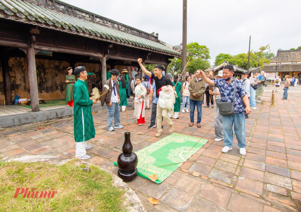Giữa không gian cổ kính của thành quách và cung điện, tiếng cười nói rộn ràng hòa cùng sắc hoa xuân đã tạo nên một ngày đầu năm đầy ý nghĩa. Tết tại Đại Nội không chỉ là chuyến du xuân mà còn là hành trình trở về với cội nguồn, nơi mỗi người tìm thấy sự bình yên và niềm tin cho chặng đường phía trước.