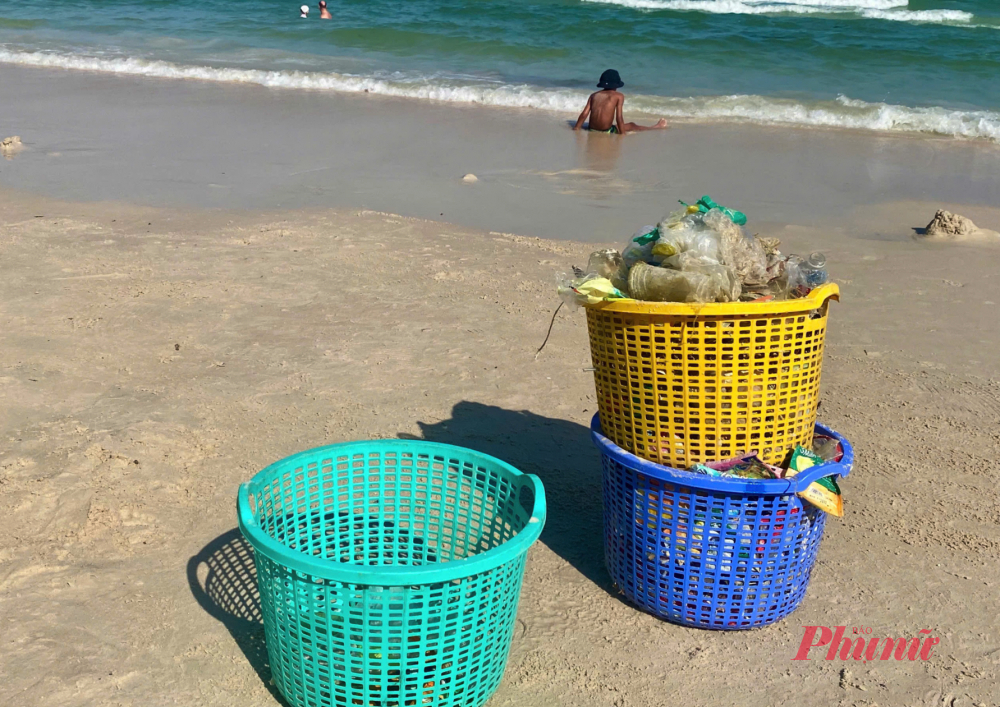 Các loại chai nhựa, vỏ snack chiếm lượng lớn trong số rác biển - Ảnh: HP