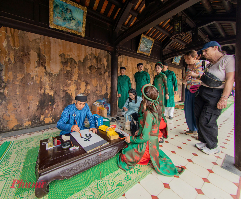 Tín hiệu sôi động tại Đại Nội cũng đồng điệu với diễn biến tích cực của thị trường lưu trú. Theo ghi nhận của Sở Du lịch thành phố Huế, công suất đặt phòng tại Huế trong 9 ngày Tết đạt bình quân 78%, trong đó giai đoạn cao điểm ghi nhận nhiều ngày ở mức rất cao (mùng 2 đạt 93%, mùng 3 đạt 99%, mùng 4 đạt 96%).