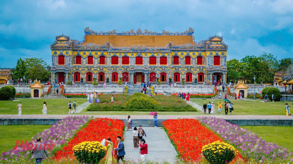 Dòng người nô nức đổ về Hoàng cung xưa để du xuân, dâng hương và cầu mong một năm bình an, thịnh vượng