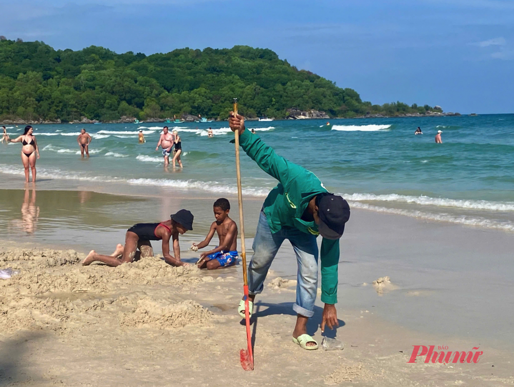 Nhân viên của Ban quản lý bãi biển làm việc không nghỉ tết