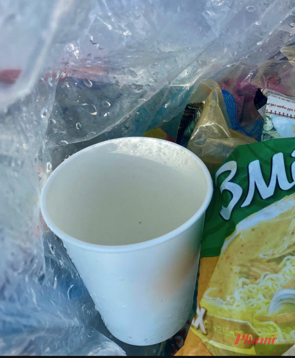 Ly giấy, vỏ mì gói... - Ảnh: HP