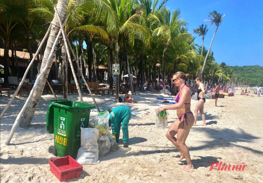 Trong số rác biển du khách nhặt ngoài khơi có cả sọt nhựa cỡ lớn - Ảnh: HP