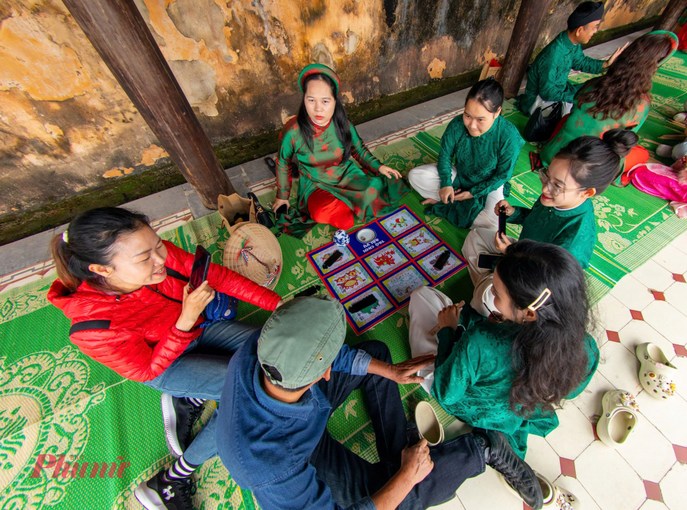 Nhiều gia đình lựa chọn Đại Nội là điểm đến đầu tiên trong năm với quan niệm “mở cửa cung vàng” để đón tài lộc. Các em nhỏ thích thú khi được nghe kể về lịch sử triều Nguyễn, chụp ảnh bên những bức tường rêu phong và tham gia các trò chơi dân gian được tổ chức trong khuôn viên di tích.