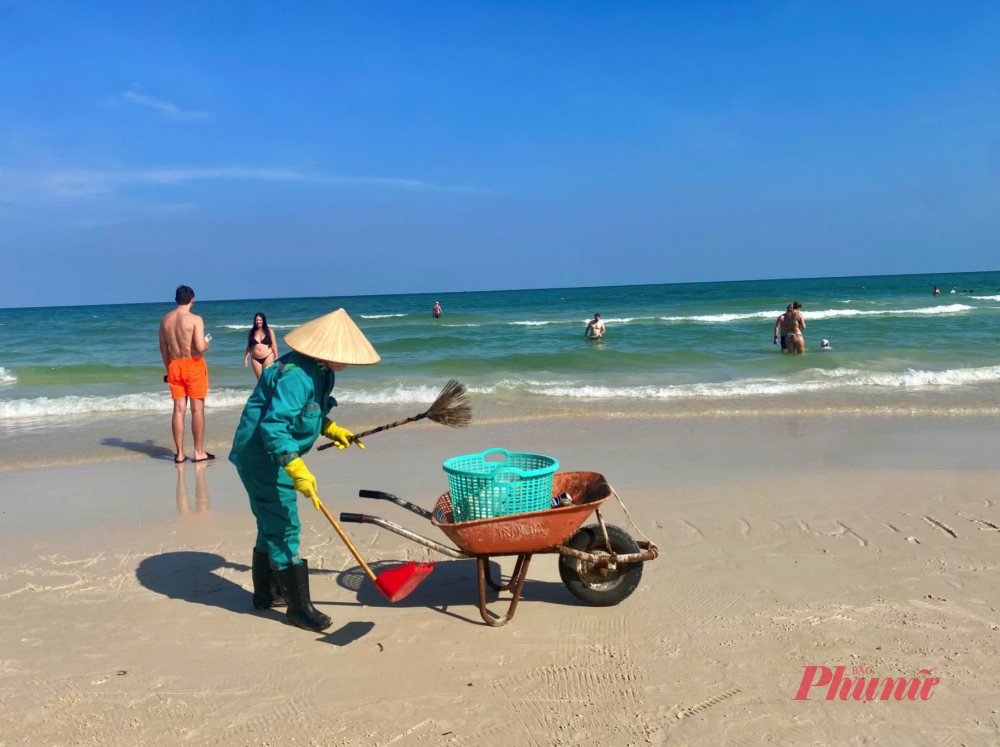 Người nhân viên dọn rác này cho biết bà làm việc xuyên tết, không nghỉ ngày nào - Ảnh: HP