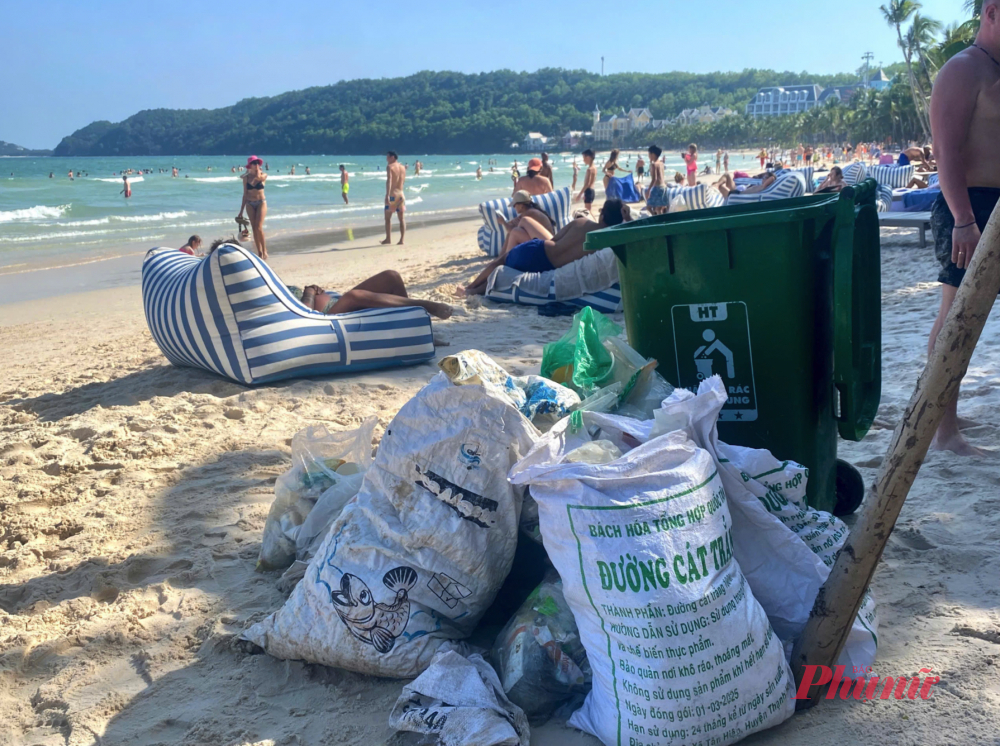 Rác được thu gom và chở đi liên tục - Ảnh: HP