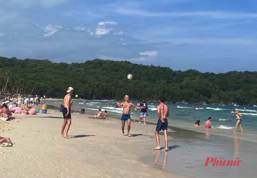 Để bãi biển an toàn, cần sự chung tay của rất nhiều người - Ảnh: HP