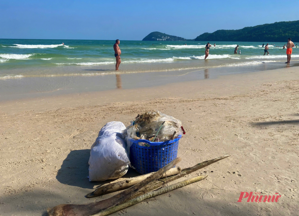 Bãi biển đẹp Phú Quốc như mơ nhưng vẫn có rác, ảnh hưởng mỹ quan và nguy hiểm cho người tắm - Ảnh: HP