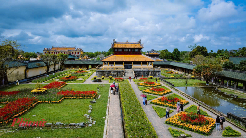 Huế, mùng Một Tết – Ngay từ sáng sớm ngày đầu năm mới, khu vực Đại Nội Huế đã rộn ràng trong không khí xuân tươi mới. 