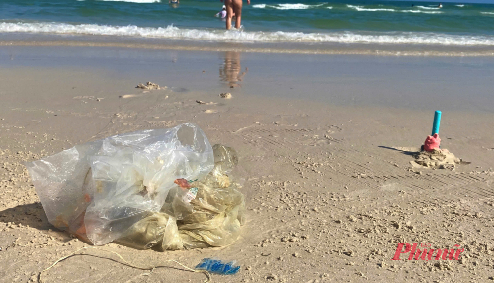 Rác nhiều nhất là các loại bịch nilon được sóng đánh vào bờ