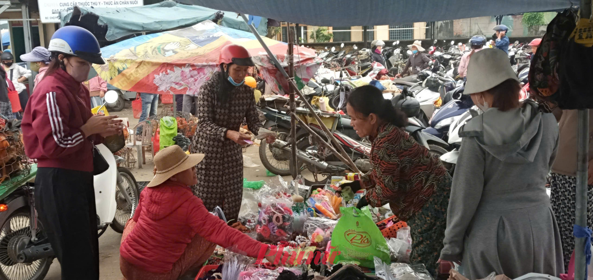 Quầy bán trang sức chợ trời hấp dẫn với mặt hàng phong phú