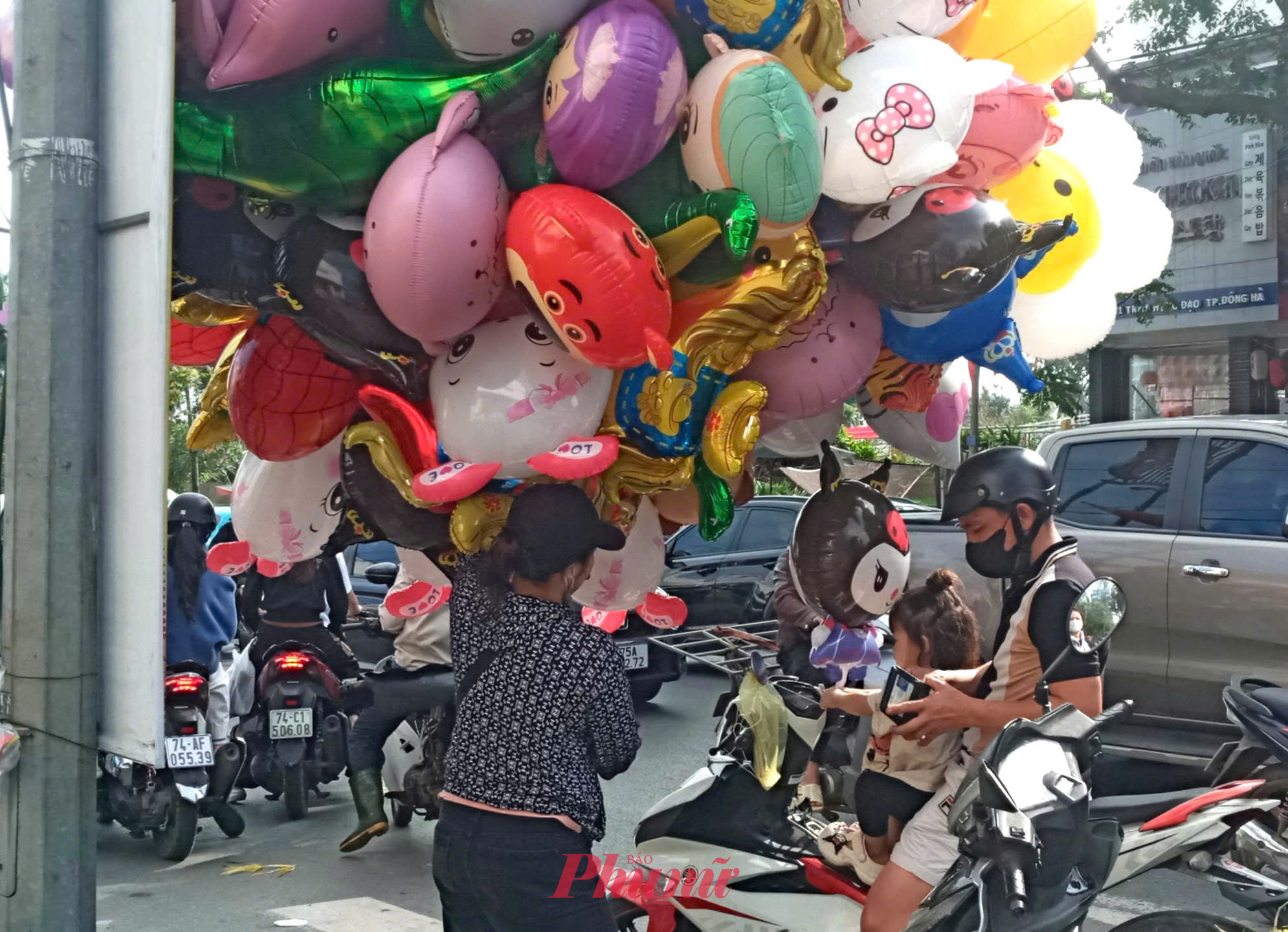 Những chùm bóng bay phấp phới trong gió xuân