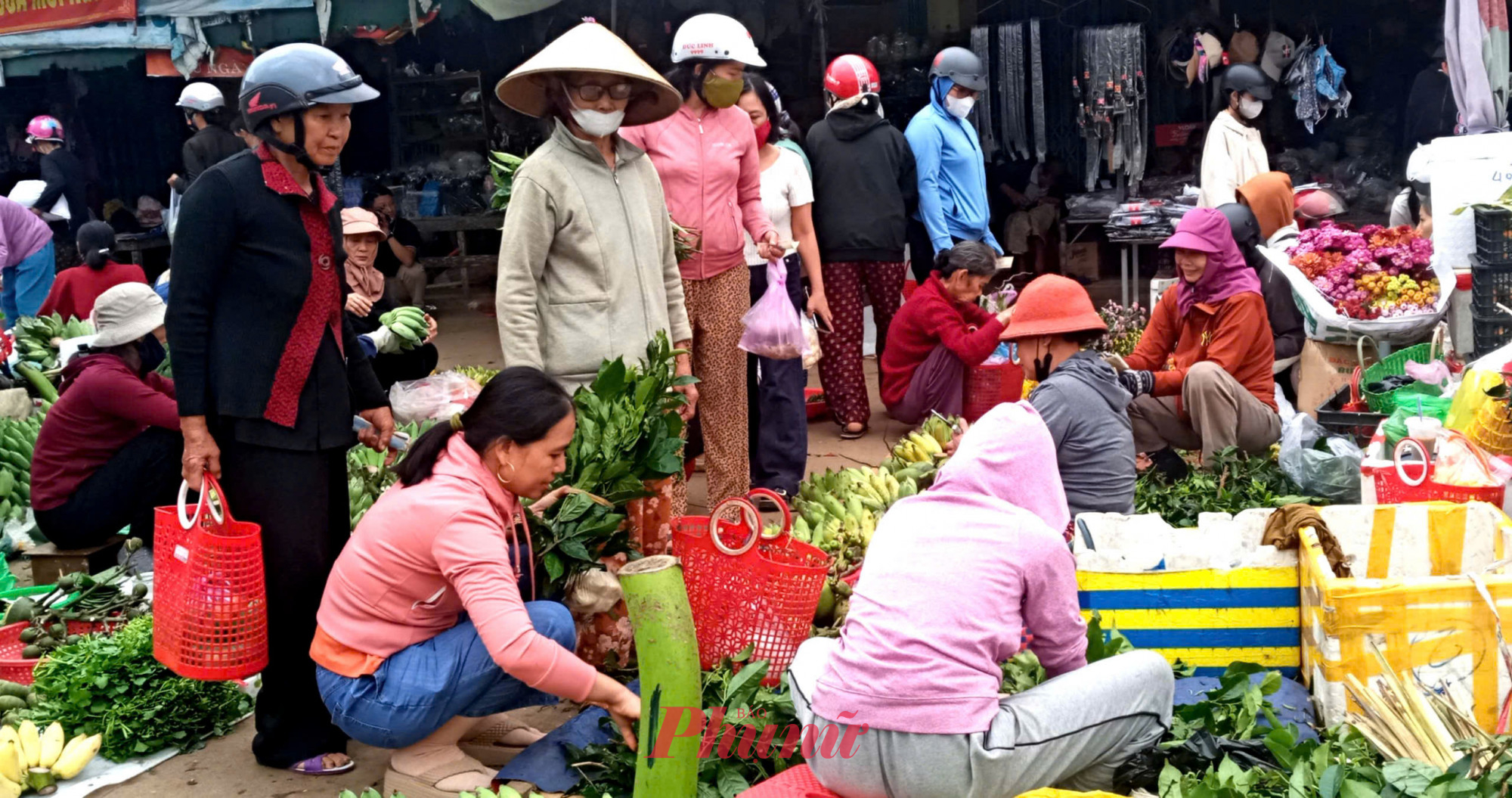 Chợ tết đông đúc gấp mấy lần phiên chợ ngày thường