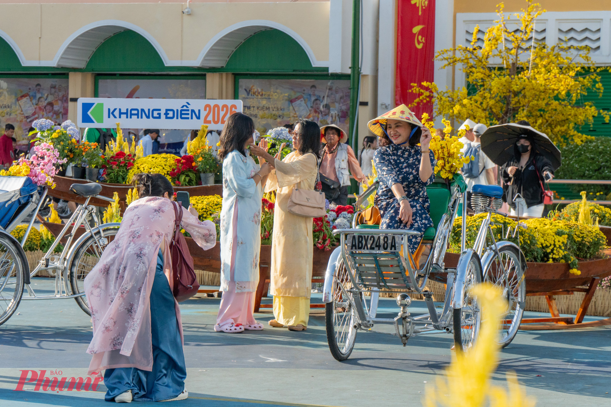  Tại cổng chính chợ Bến Thành, nơi đây được rất đông khách du lịch và các bạn trẻ đến chụp ảnh lưu niệm như bên khu vực đường hoa Nguyễn Huệ