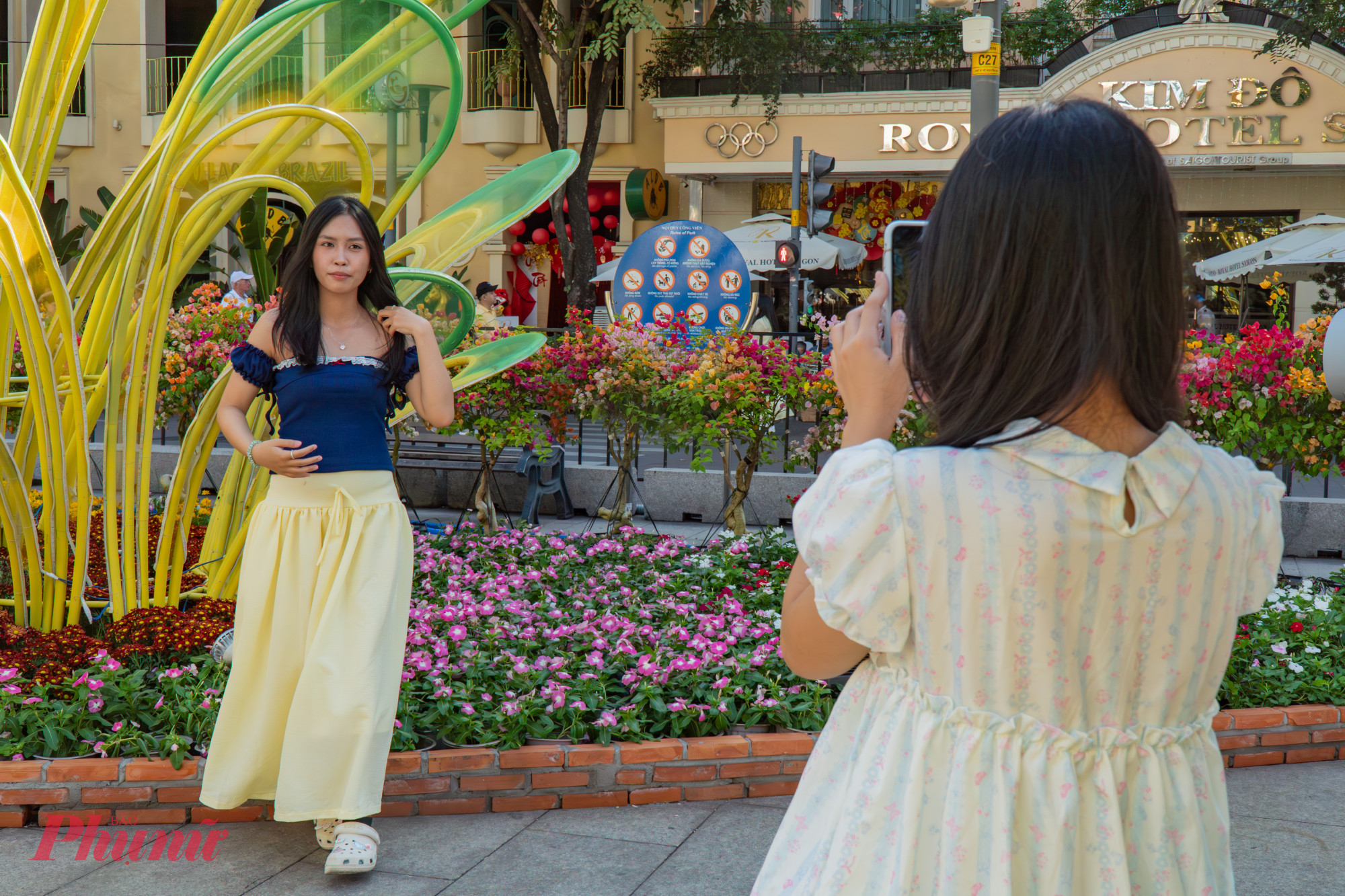 “Rút kinh nghiệm năm ngoái, năm nay tôi và bạn mình đi chụp ảnh tại đường hoa vào giữa trưa để có được những bức ảnh đẹp, không bị che như lúc chụp ở khung giờ có nắng nhẹ hoặc có mây nhiều”, chị Lê Thị Thanh Hoa (ngụ phường Cát Lái) chia sẻ.