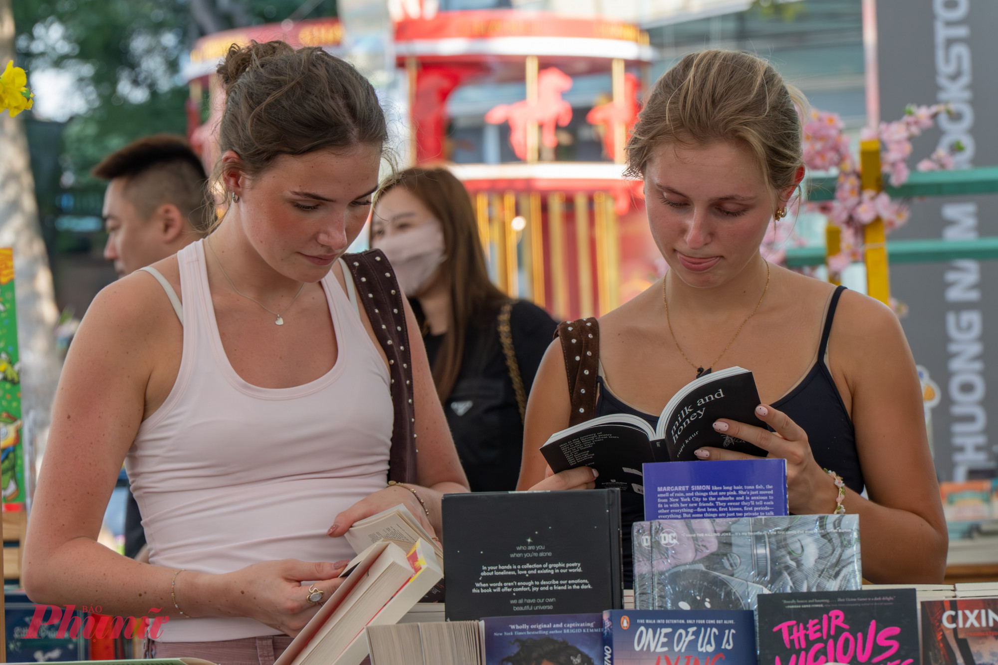 Năm nay, khách du lịch nước ngoài đến tham quan Lễ hội Đường sách đông hơn mọi năm.