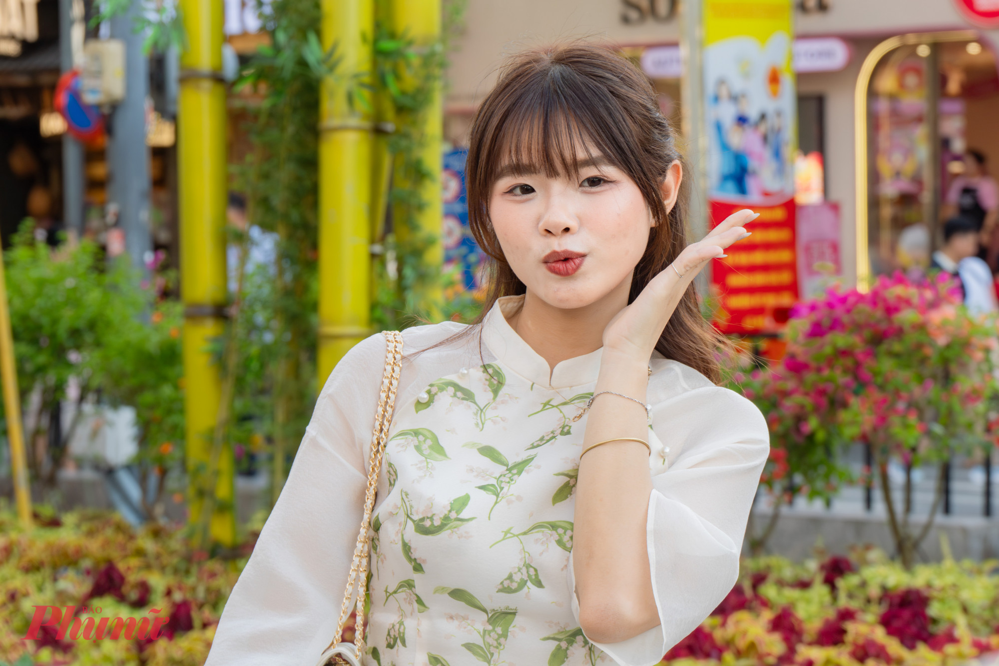  Chính vì chọn khung thời gian đường hoa ít người du xuân, nhiều nàng thơ đã lưu giữ lại không ít ảnh đẹp cho bản thân tại đây.