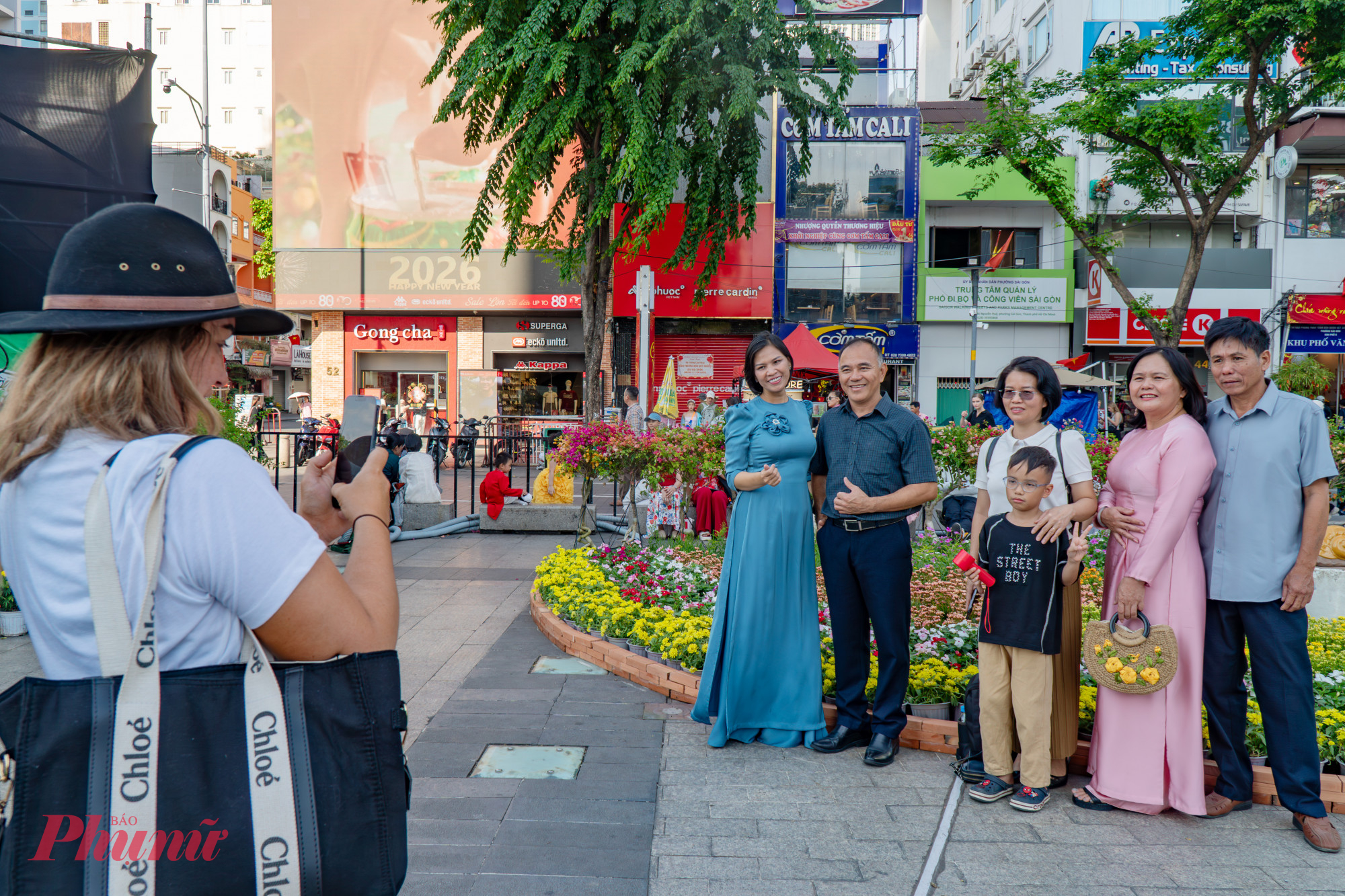 Hòa cùng dòng người nô nức du xuân, nhiều gia đình không quản nắng nóng, cùng nhau ghi lại bức ảnh kỷ niệm ngày đầu năm.