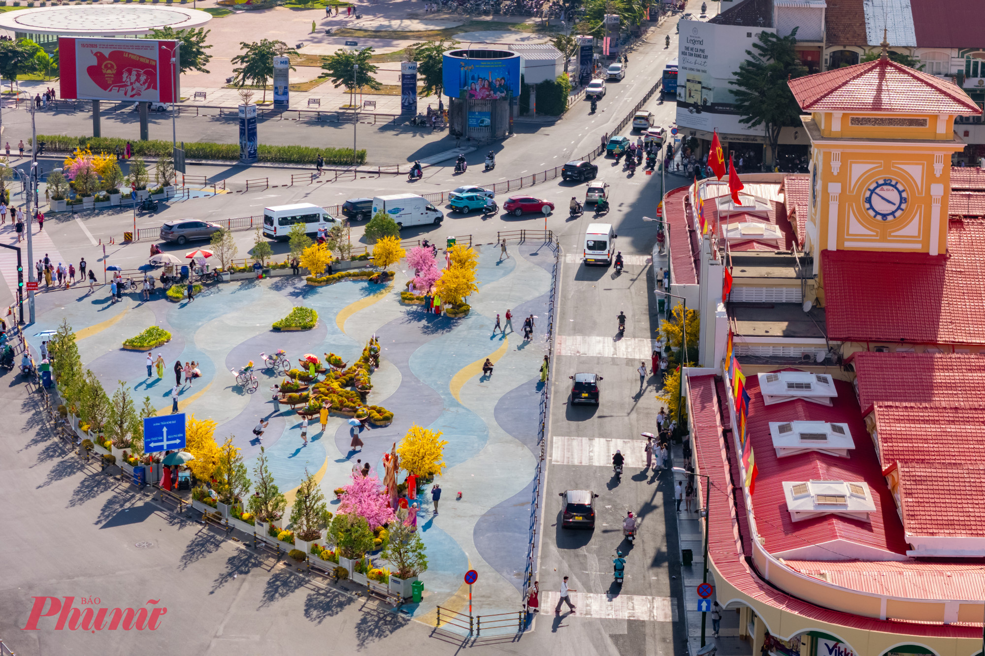 Thay vì du xuân tại những điểm du lịch, lựa tìm đến khu vực chợ Bến Thành vừa chụp ảnh vừa uống cà phê vào dịp lễ tết là một lựa chọn ưa thích của nhiều du khách nước ngoài và các bạn trẻ tại TPHCM.