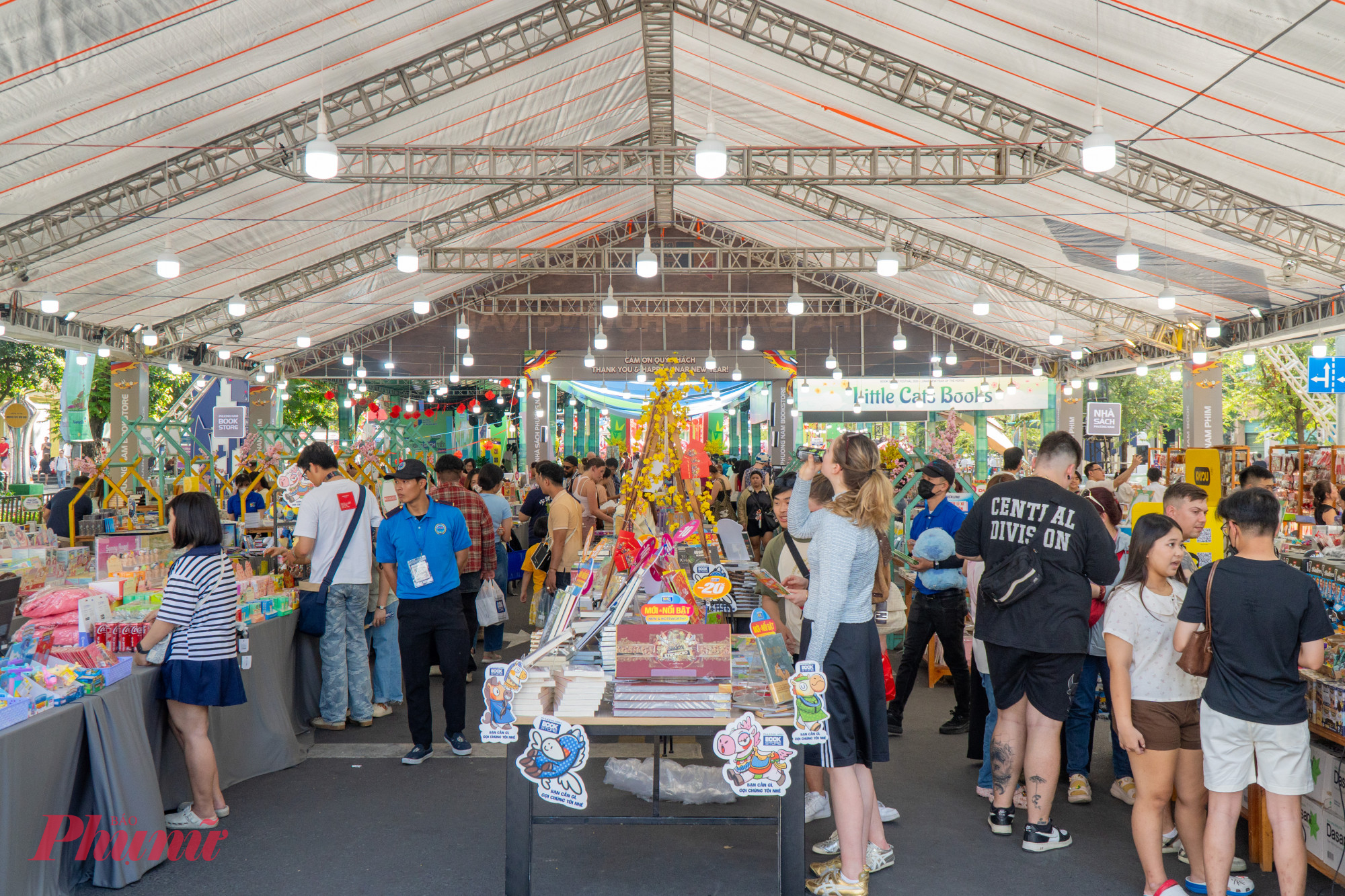Là một trong những nơi rộng rãi, thoáng mát, có nhiều không gian đọc sách, từ 15h30, rất đông người dân và khách du lịch đến tham quan Lễ hội Đường sách Tết Bính Ngọ 2026