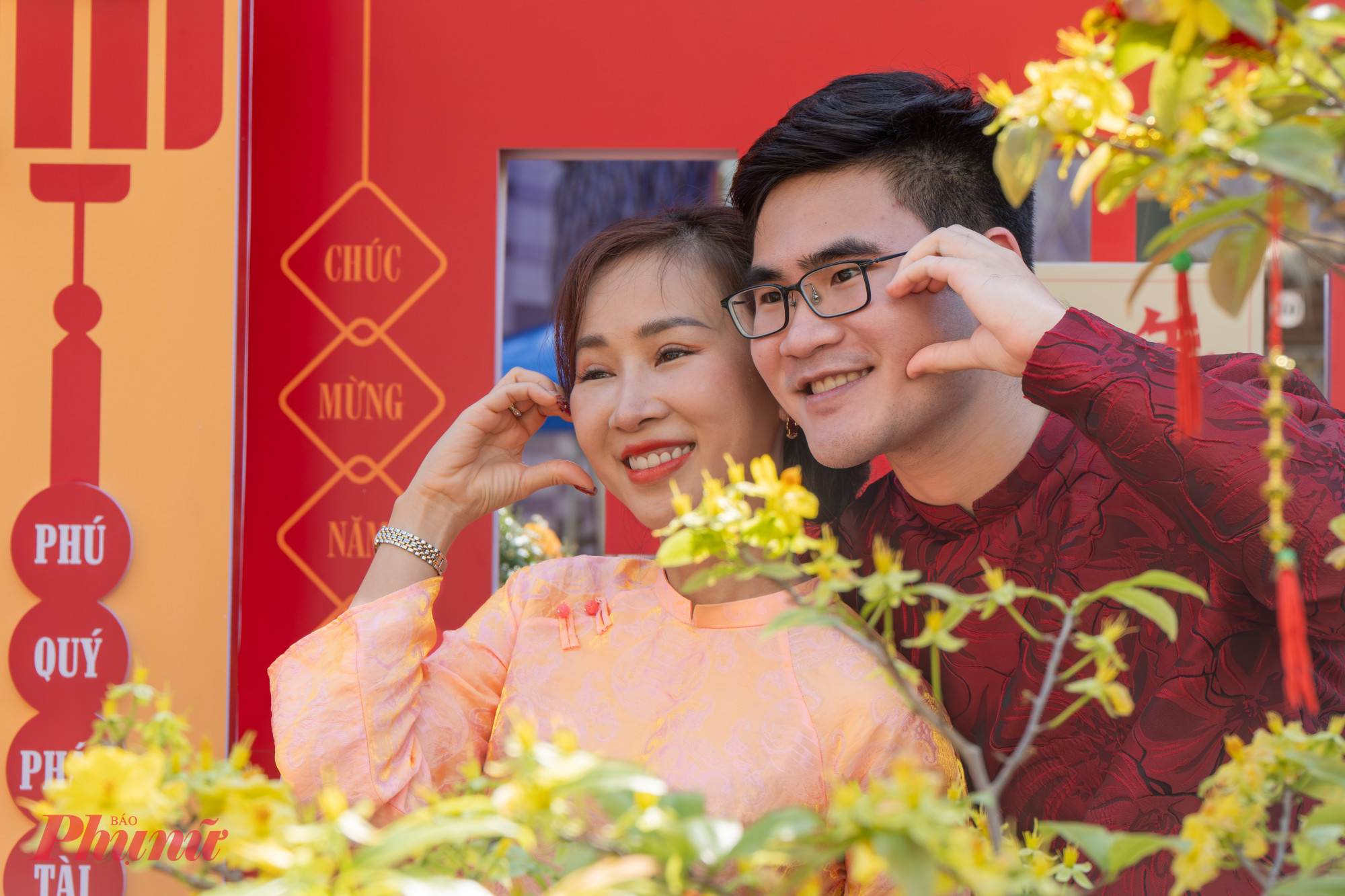 Một cặp đôi tranh thủ lưu lại kỷ niệm tại các tiểu cảnh vắng người check in bên trong đường hoa Nguyễn Huệ.