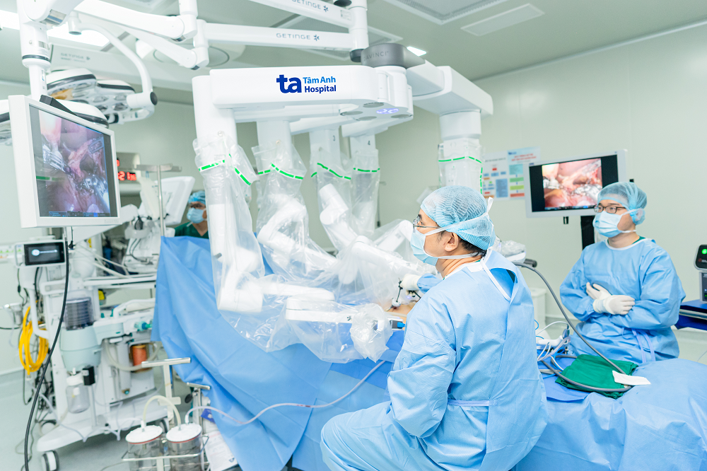 Hệ thống Robot Da Vinci Xi giúp bác sĩ phẫu thuật hiệu quả cao các bệnh ung thư phổi, tiêu hóa, phụ khoa, tiết niệu… rút ngắn thời gian hồi phục cho người bệnh - Ảnh: BVĐK Tâm Anh