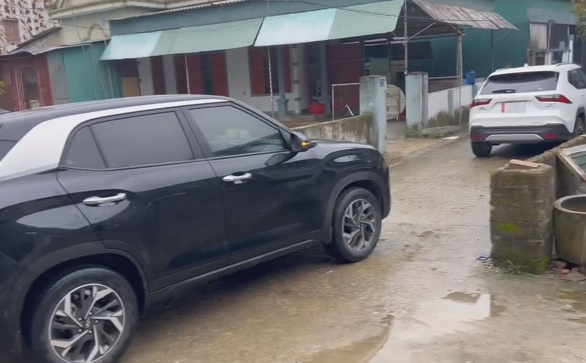 e hơi màu đen bị phía trước ô tô chắn ngõ không thể di chuyển tiếp. - Ảnh: A.T.