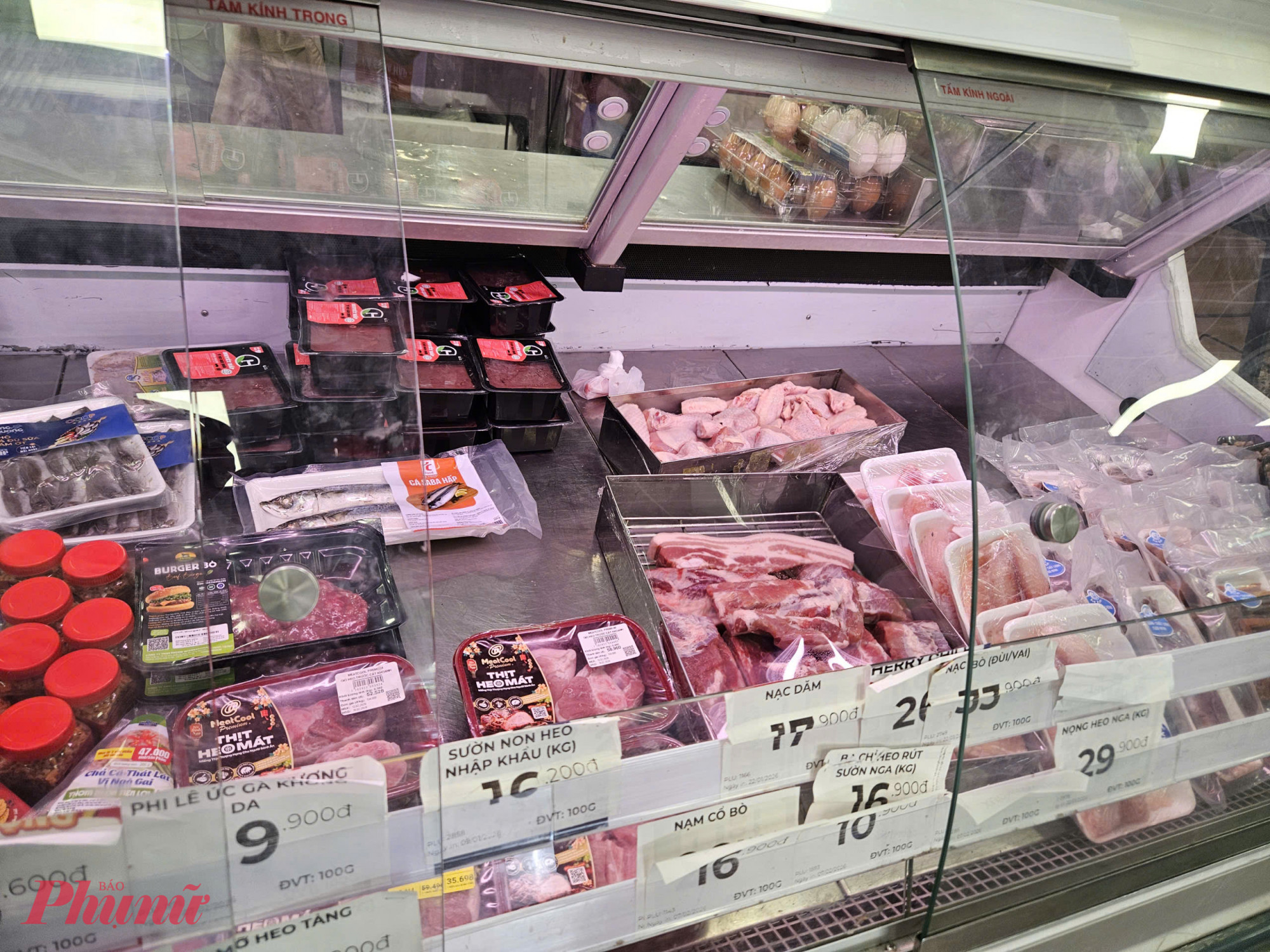Ngay cả quầy thịt cũng khá ít, không đa dạng như ngày thường và chỉ có vài loại