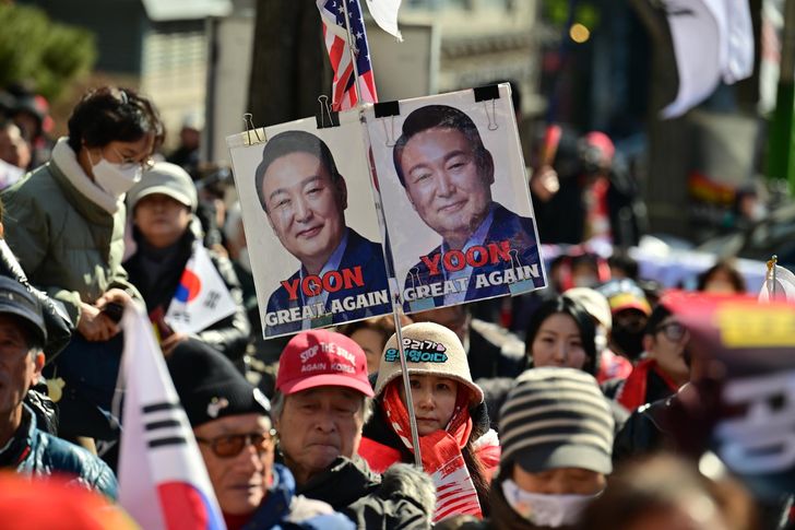 Người dân ủng hộ tập trung gần Tòa án Quận Trung tâm Seoul, kêu gọi tha bổng cựu Tổng thống Yoon Suk Yeol, người đang phải đối mặt với phán quyết trong phiên tòa sơ thẩm về tội nổi loạn vào ngày 19/5 - Ảnh: Choi Won-suk/ Korea Times