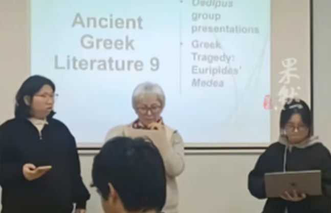 Các nữ sinh lớn tuổi ở trên đã tham gia một khóa học về văn học Hy Lạp cổ đại. Ảnh: Douyin