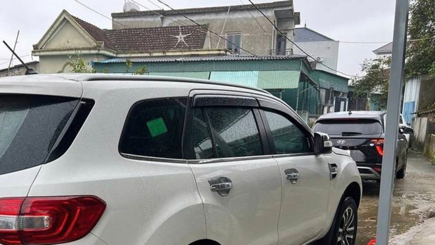Chủ xe trắng đã điều thêm một xe khác đến khóa đuôi xe của anh T . - Ảnh: AT