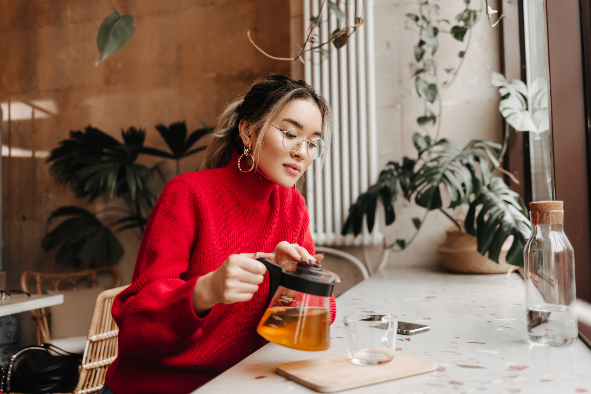 Chỉ khi nào lòng lắng lại ta mới cảm nhận được tách trà thơm - Ảnh: Freepik