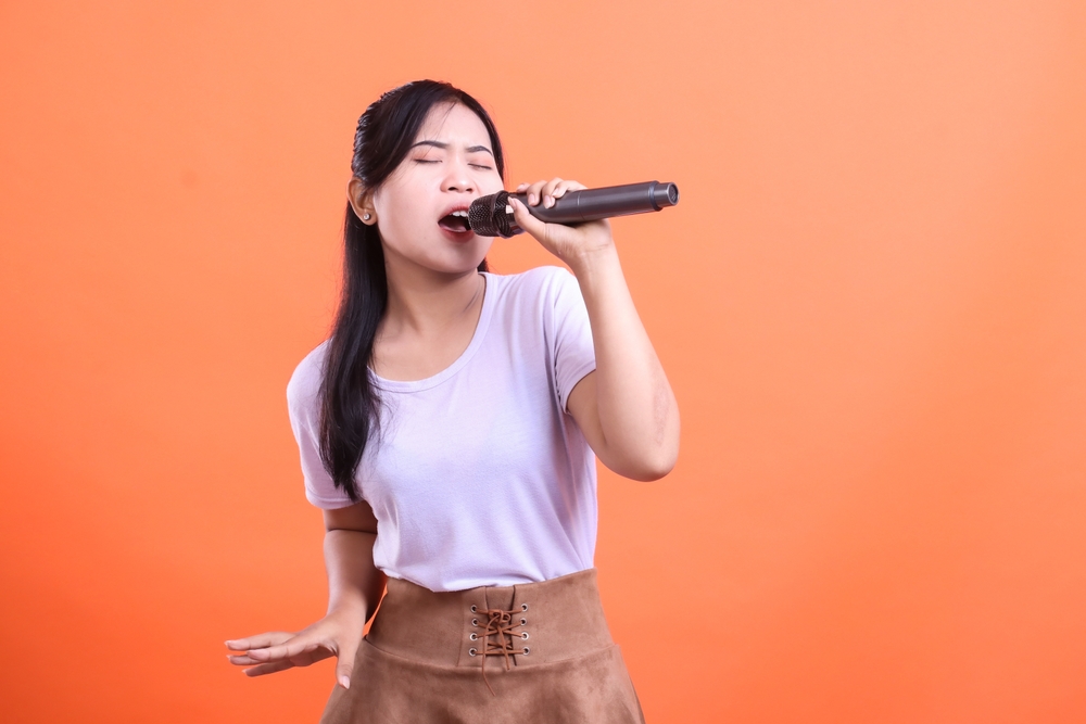 Tiếng hát karaoke của hàng xóm khiến cái tết của tôi kém chất lượng - Ảnh minh họa: Shutterstock