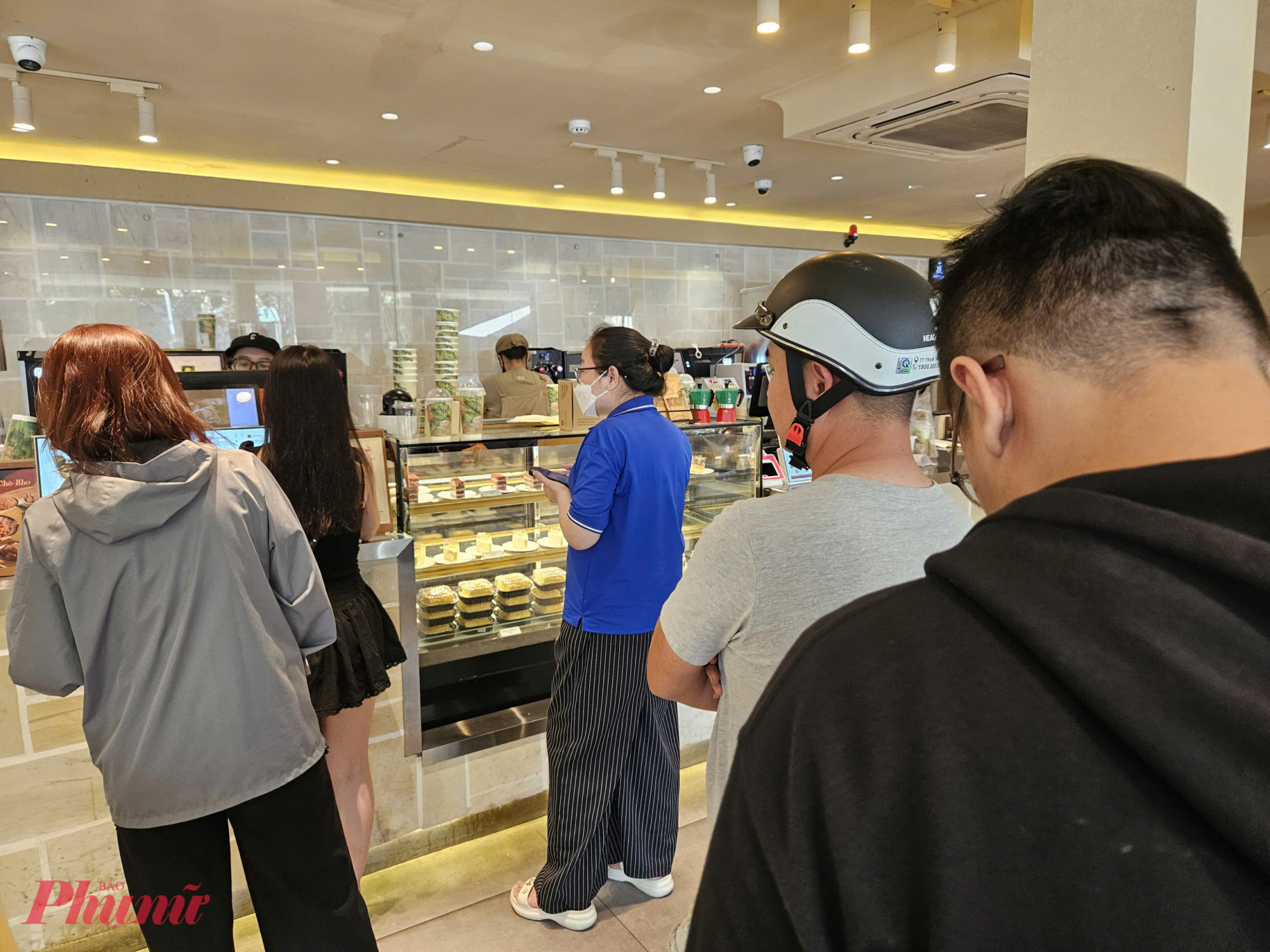 Khách hàng đứng chờ đến lượt oder nước tại một quán cà phê trên đường Ung Văn Khiêm, phường Thạnh Mỹ Tây.