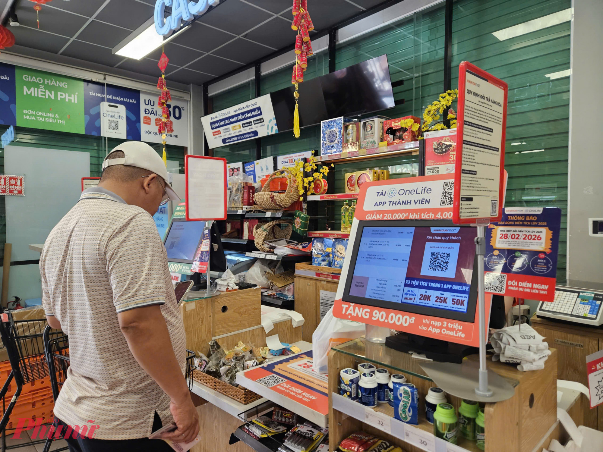 Khách hàng chờ tính tiền tại một siêu thị trên đường Bình Quới, phường Bình Quới.