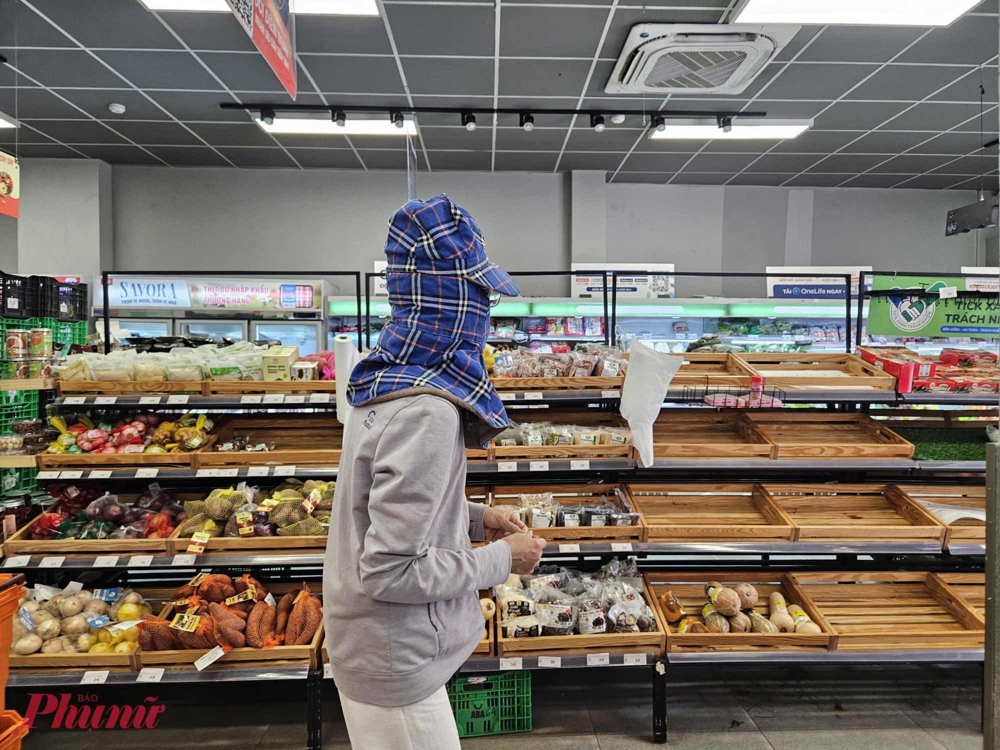 Người tiêu dùng đến siêu thị sớm chỉ có thể mua một số mặt hàng củ quả như bầu, bí... do các loại quả này có thời gian bảo quản dài ngày.