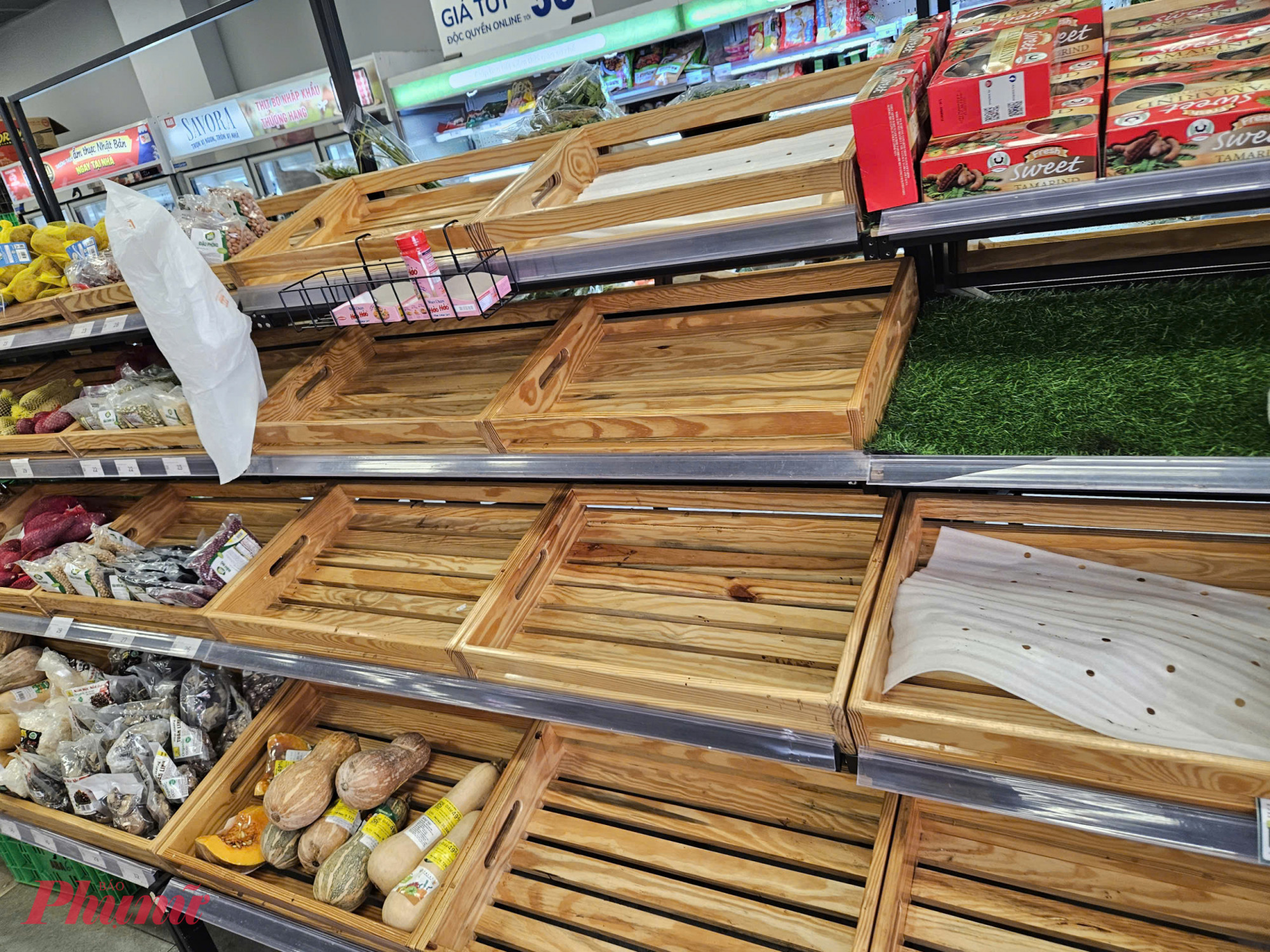 Theo nhân viên siêu thị Kingfoodsmart (phường Bình Quới), phải đến ngày mùng Sáu (22/2), nguồn hàng mới về đầy đủ như ngày thường. 