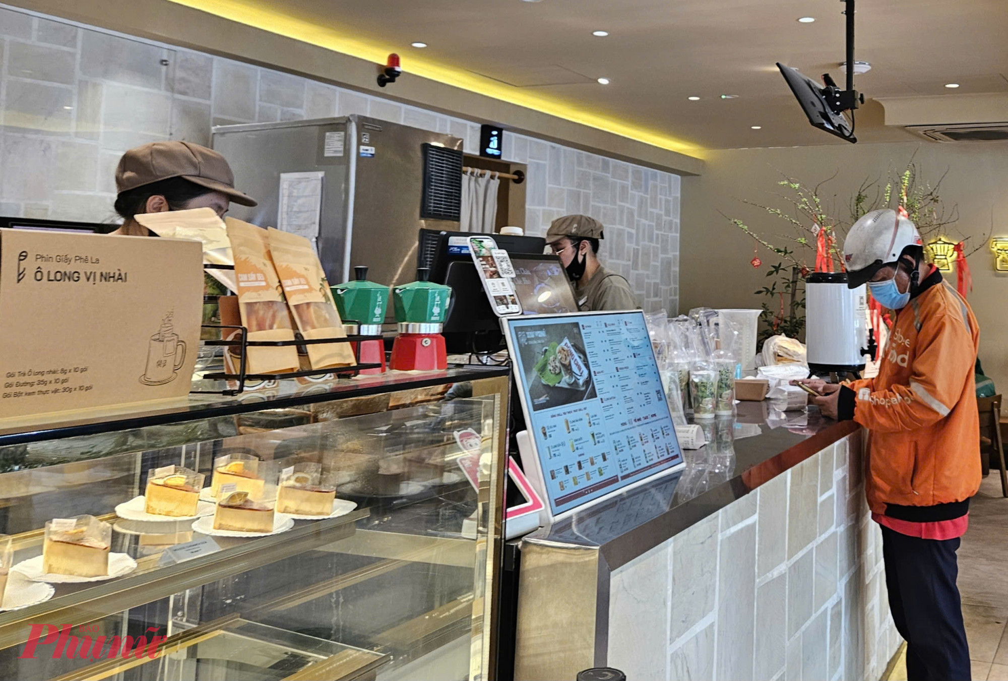 Bên cạnh khách dùng tại chỗ, lượng khách mua mang về cũng đông không kém