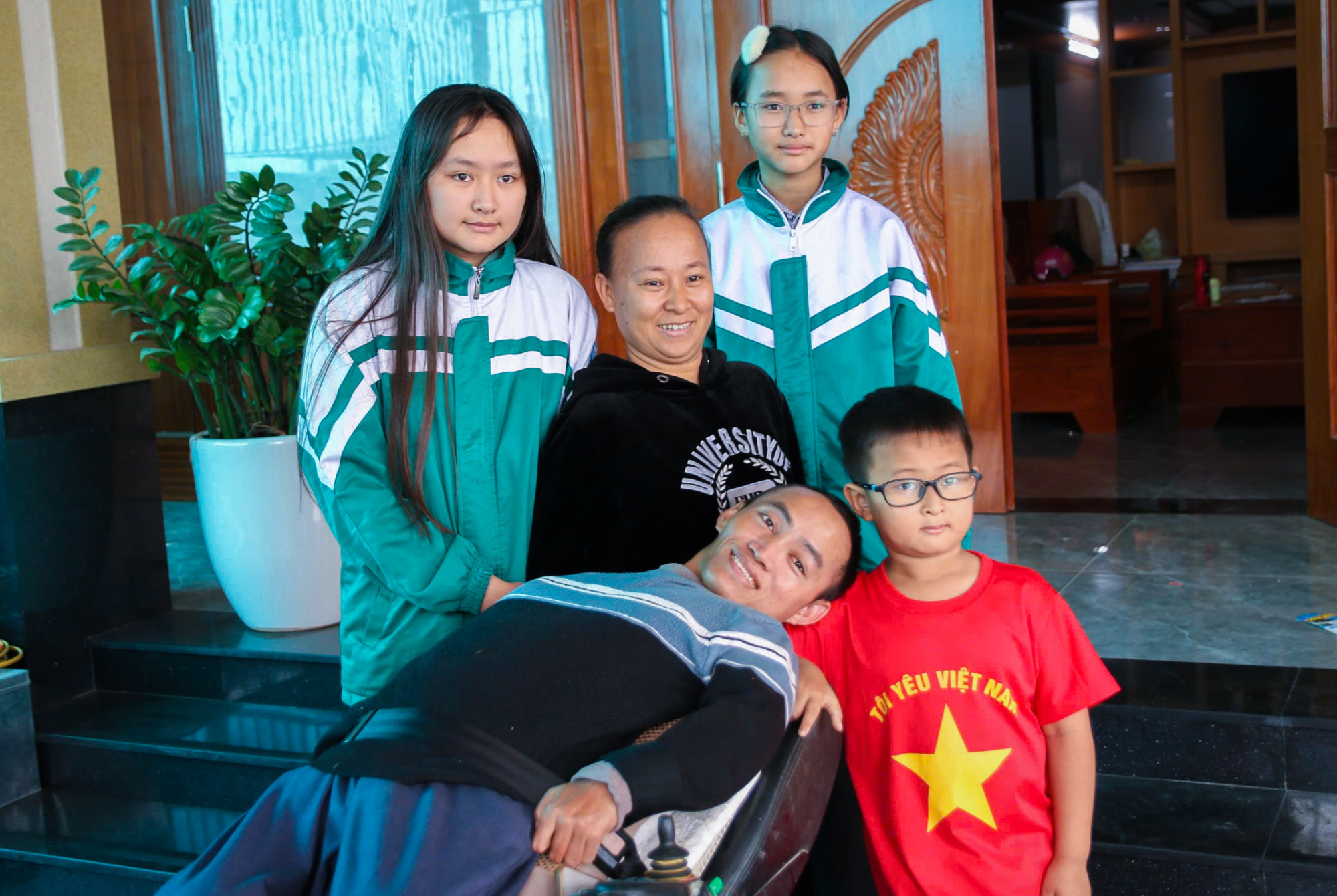 Vợ chồng anh Kỳ bên các con - Ảnh: Khánh Trung