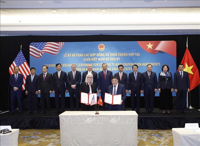 Tổng Bí thư Tô Lâm chứng kiến lễ ký và trao các hợp đồng, thỏa thuận hợp tác của Việt Nam và Hoa Kỳ Tổng Bí thư Tô Lâm chứng kiến lễ trao Hợp đồng cung cấp động cơ GTF và dịch vụ bảo dưỡng toàn diện cho tàu bay A321NEO và A321 XLR giữa Vietjet Air (Việt Nam) và Pratt & Whitney. Ảnh: Thống Nhất/TTXVN